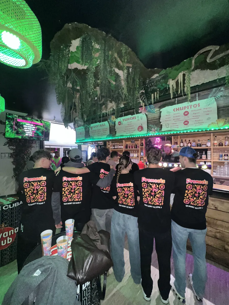 La team Premeets en t-shirts au bar